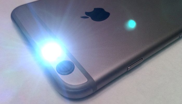 iPhone có chế độ bật đèn Flash để thông báo cuộc gọi đến hay tin nhắn