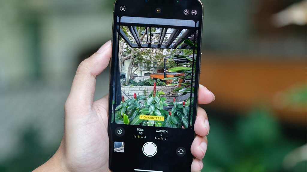 Chụp ảnh đẹp / iPhone 13 Pro Max: Tìm kiếm một chiếc điện thoại với chức năng chụp ảnh đẹp và độ phân giải cao? iPhone 13 Pro Max là sự lựa chọn hoàn hảo dành cho bạn. Với camera mặt sau mang đến 3 cảm biến, cho phép bạn chụp ảnh đẹp gần như tự nhiên nhờ cảm biến LiDAR. Hơn thế nữa, iPhone 13 Pro Max được trang bị công nghệ xử lý ảnh học máy, giúp tối ưu hóa chất lượng ảnh và video của bạn. Hãy trải nghiệm và khám phá sự tuyệt vời của iPhone 13 Pro Max.