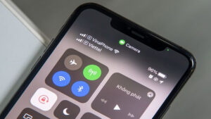 Vì sao màn hình iPhone bị chấm xanh, cam khi chạy iOS 14?